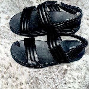 I’m selling Report chunky sandals. They are 5 1/2. These sandals are black.
